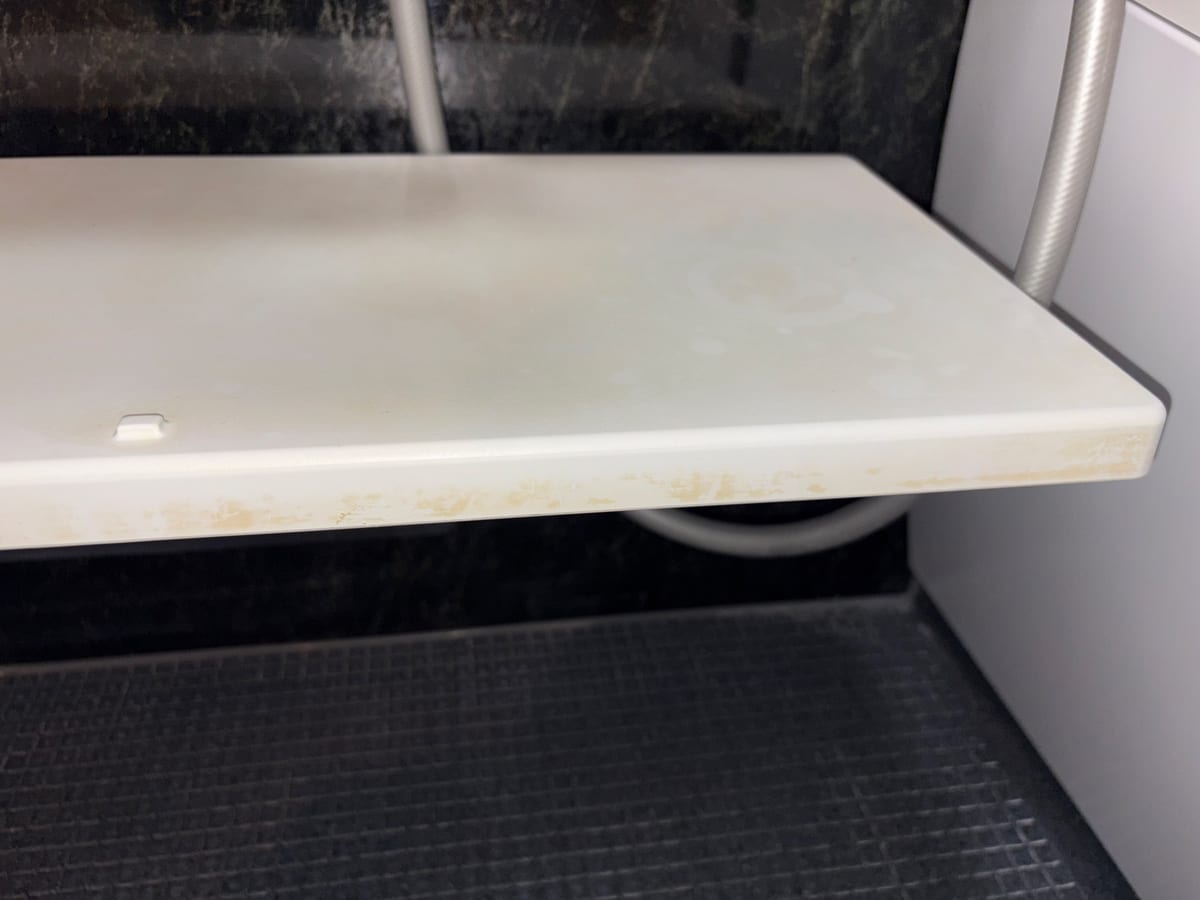 清掃前の汚れが残った浴室の棚まわり