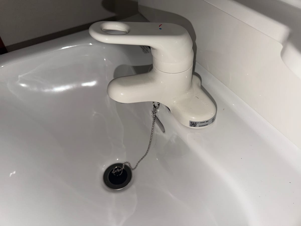 清掃後の洗面ボウルと白い水栓