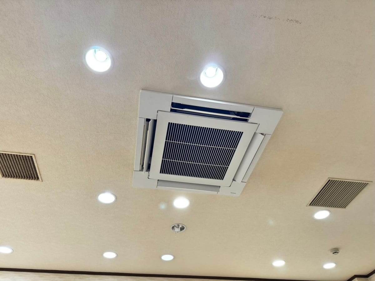 店舗天井に設置された四方向天井埋込形エアコン