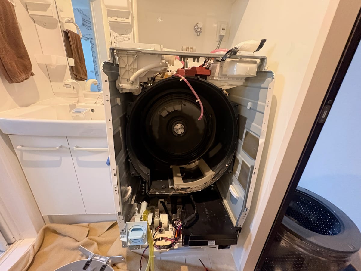 背面を開いて内部機構が見えるドラム式洗濯機